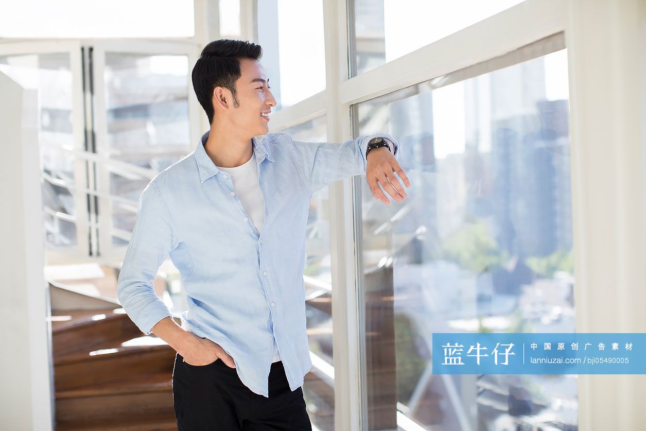 年轻商务人士看向窗外