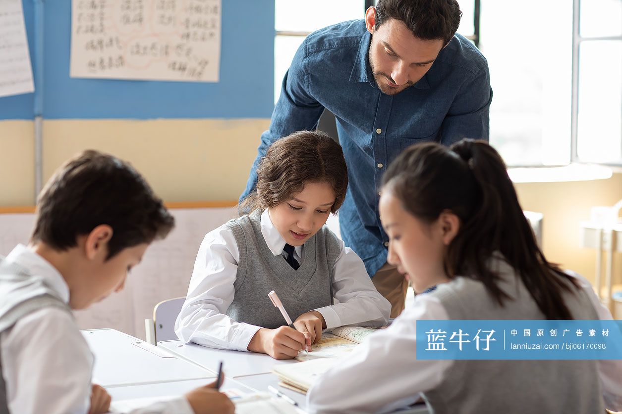 学生在课堂上学习