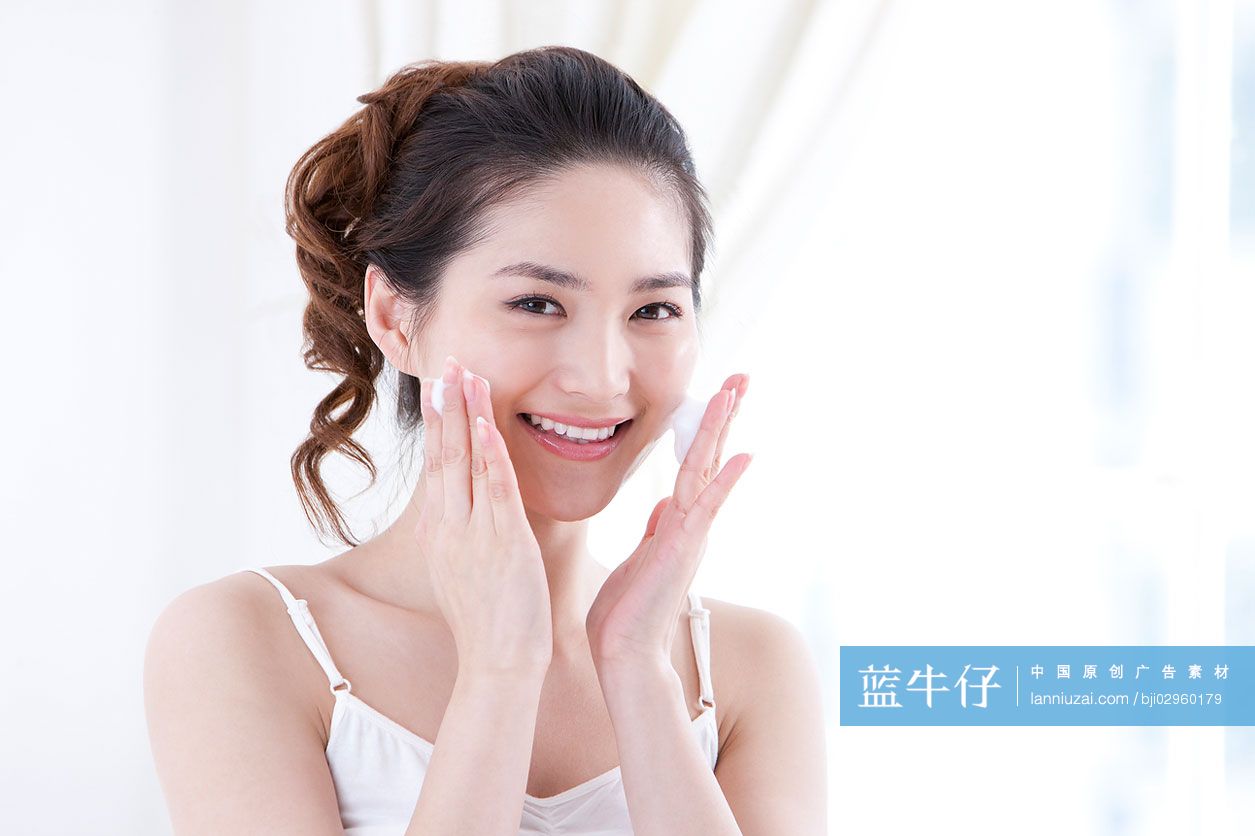 洗脸的年轻女性