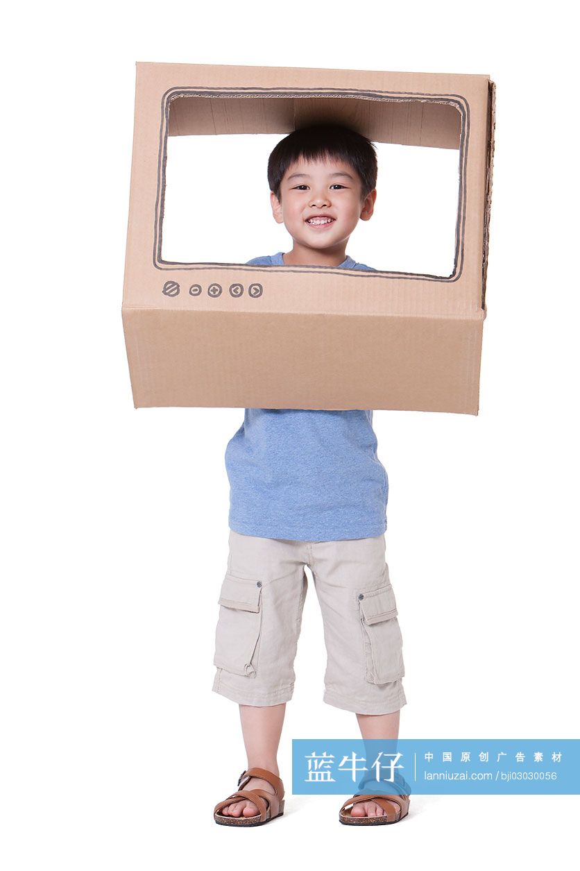 小男孩和玩具电视