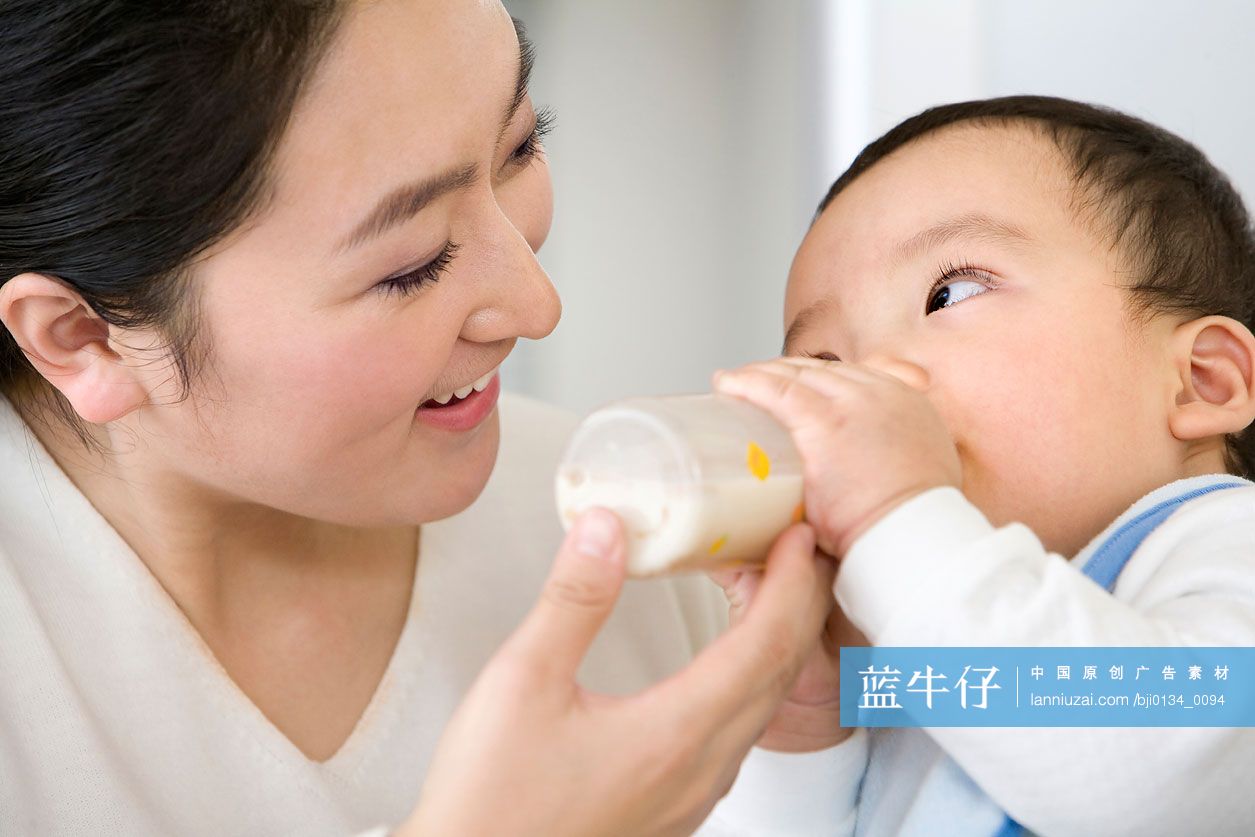 妈妈喂宝宝喝奶