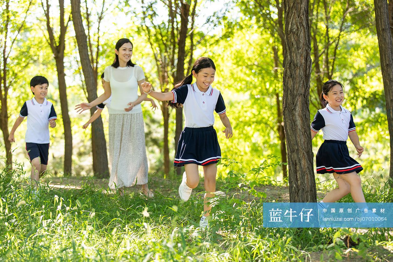 快乐的老师带领小学生春游