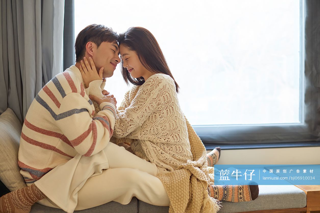 热恋中的年轻情侣