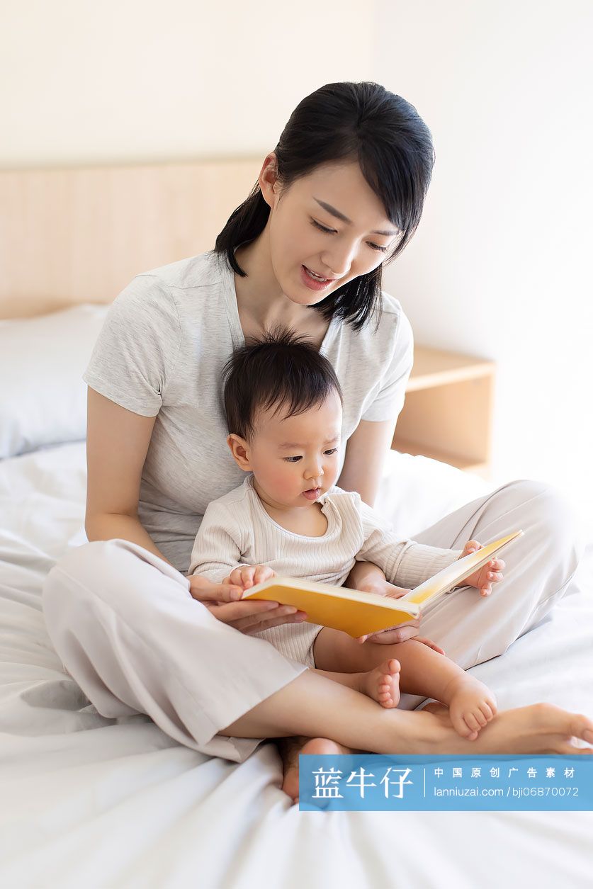 年轻妈妈给宝宝讲故事