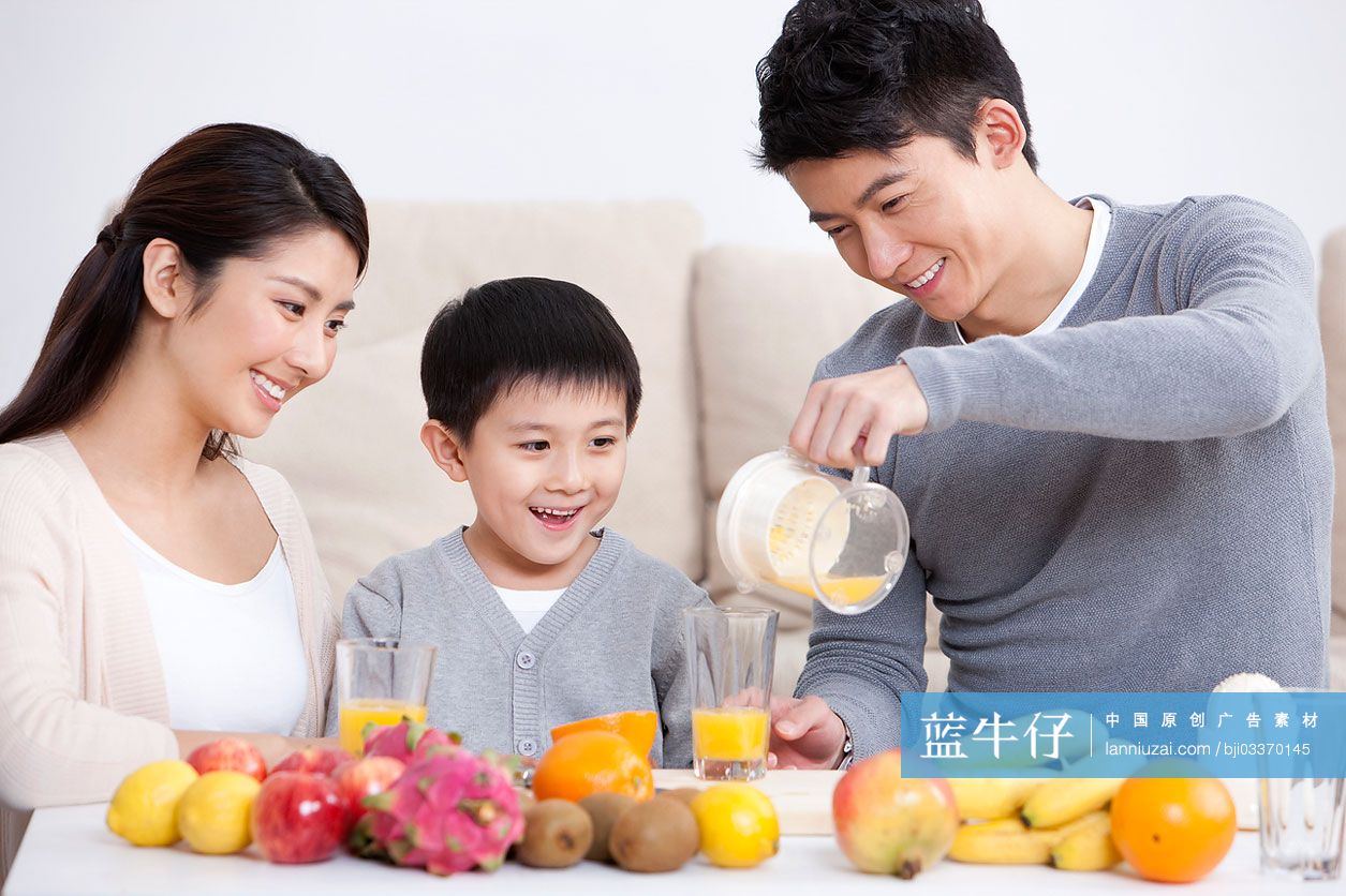 快乐的一家人榨果汁