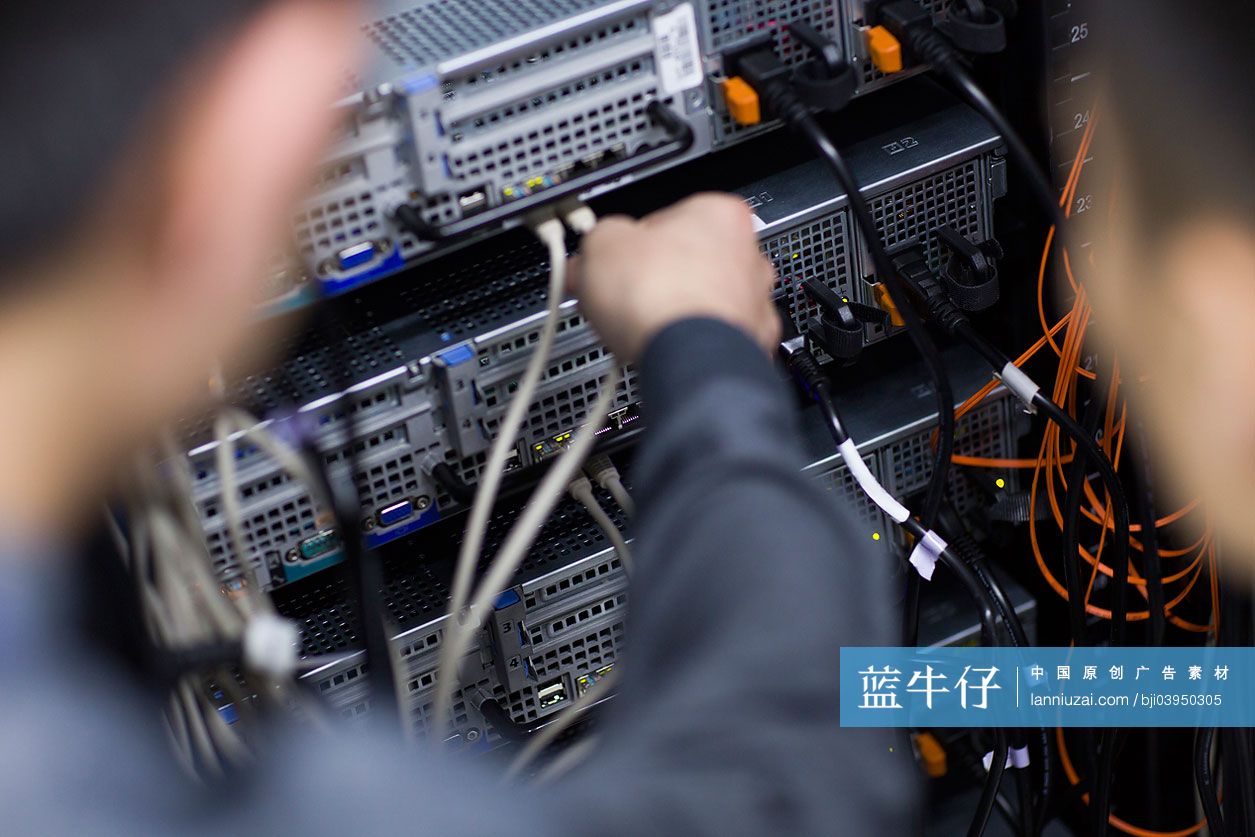 技术员在机房检查维修