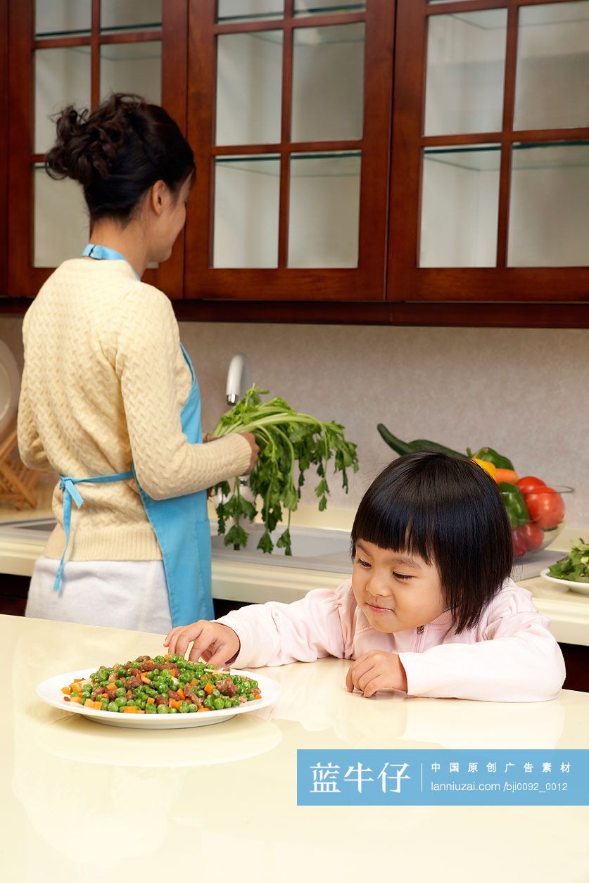 小女孩吃妈妈做的饭