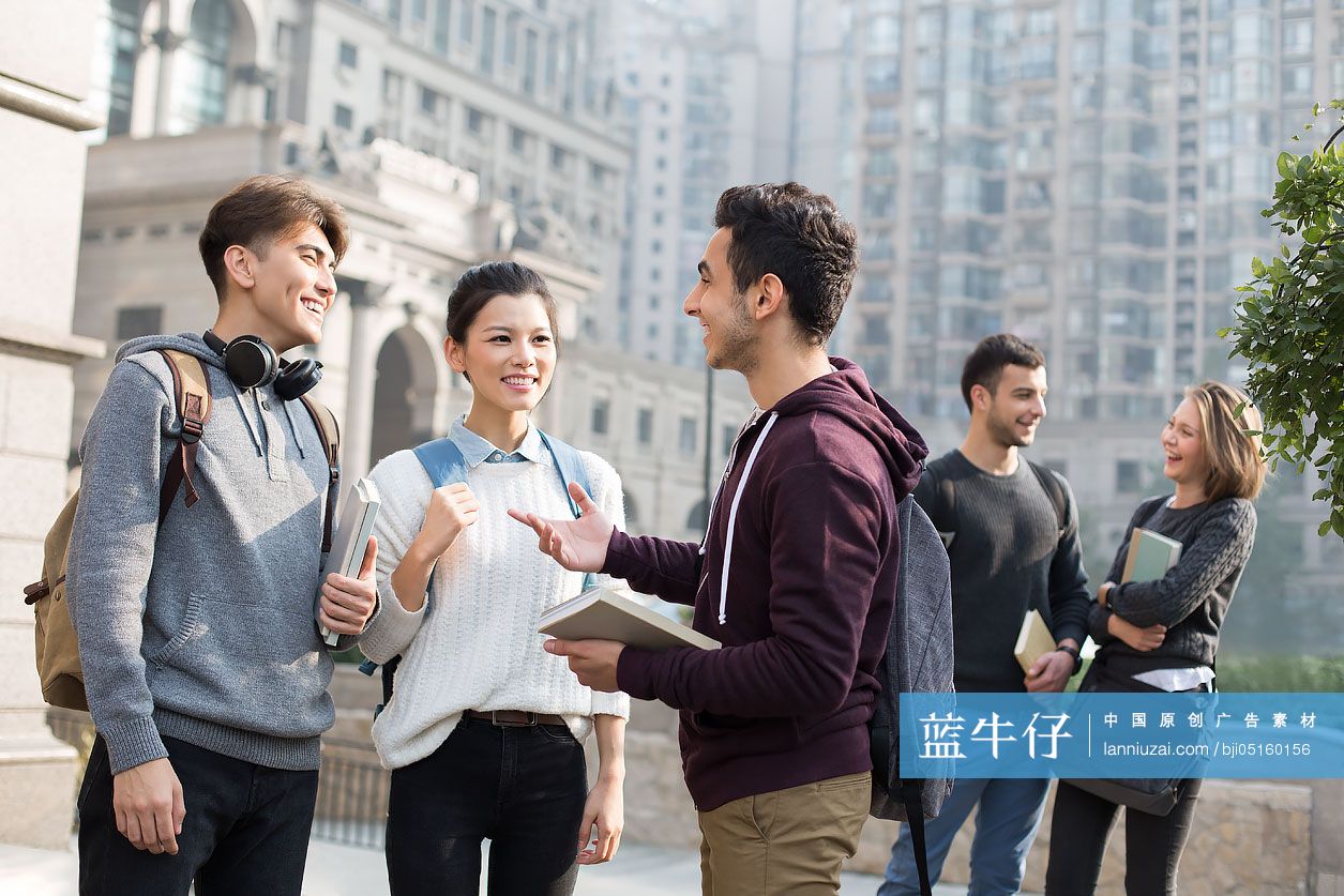留学生在校园里聊天