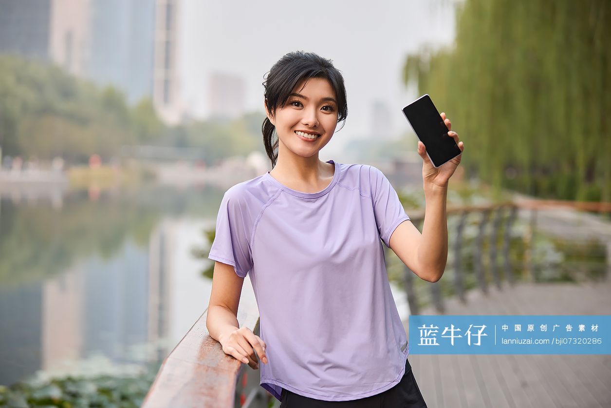 开心的年轻女性用手机