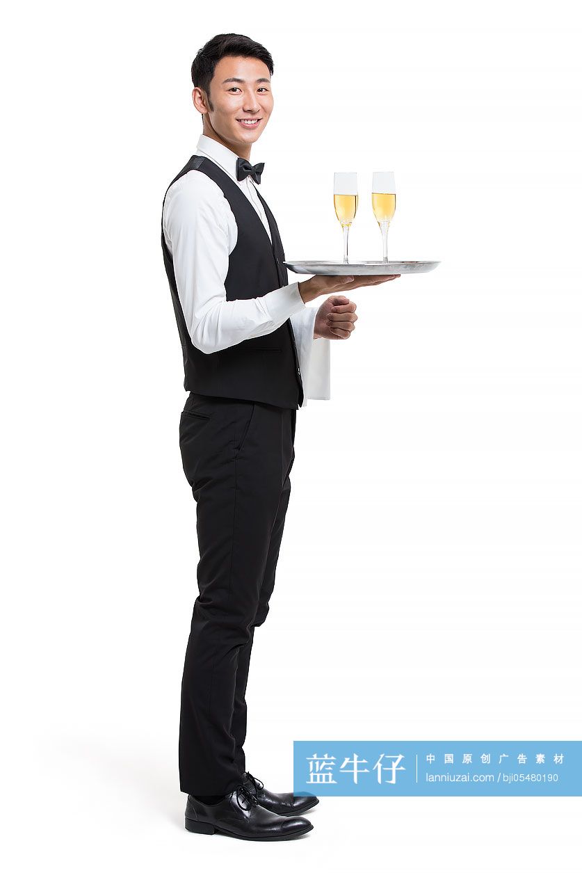 年轻服务员端着香槟