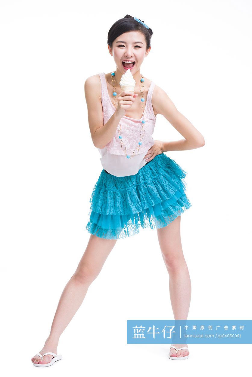 快乐女孩对着甜筒唱歌