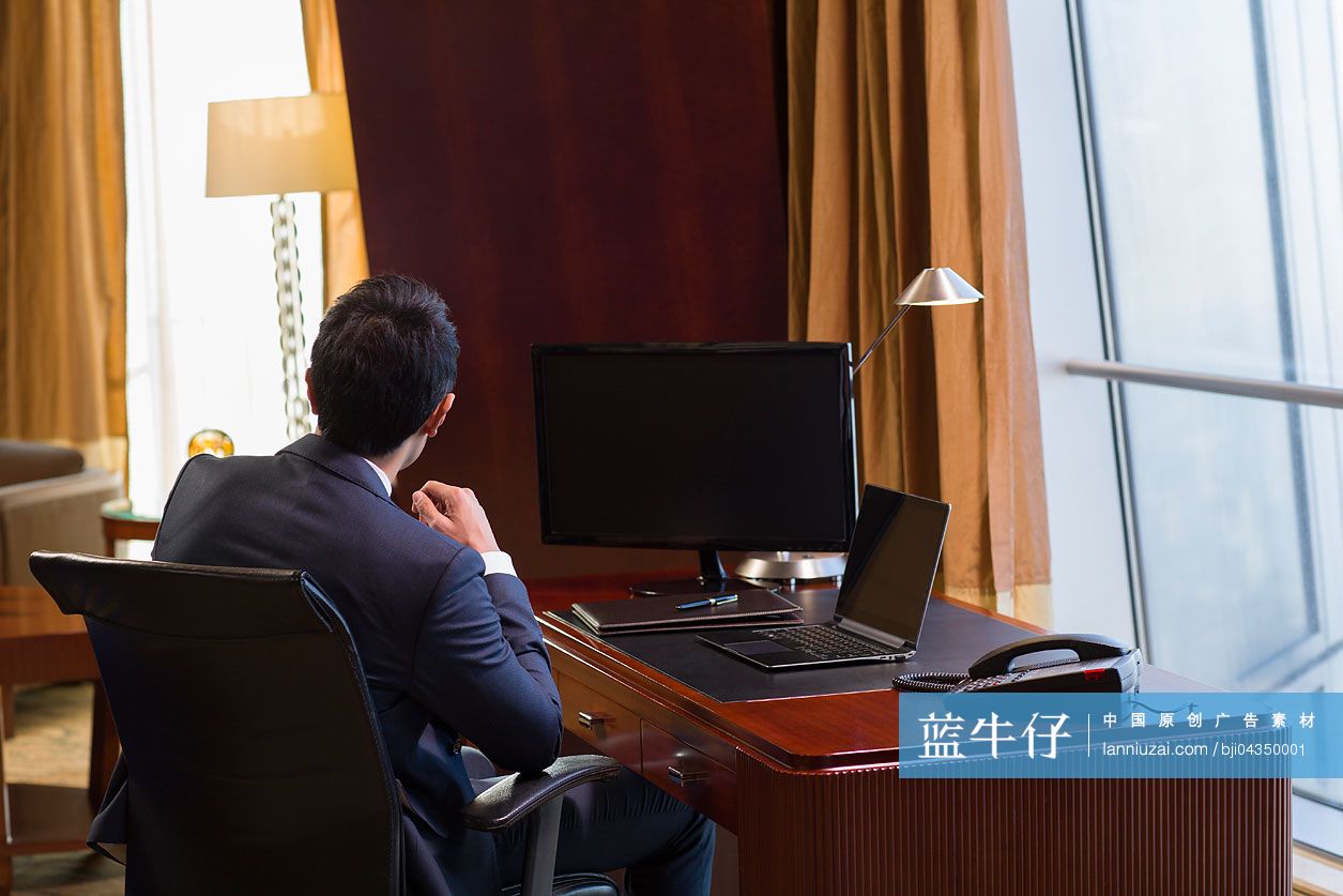 成功商务男士在书房沉思-蓝牛仔影像-中国原创广告影像素材