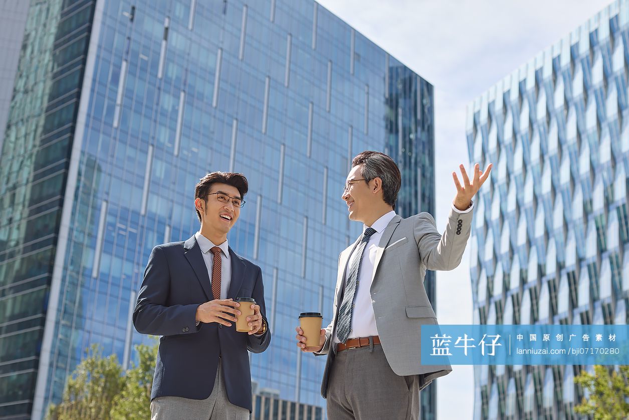 商务人士手持咖啡聊天