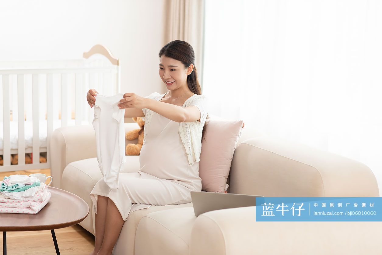 年轻孕妇网上购买宝宝衣服