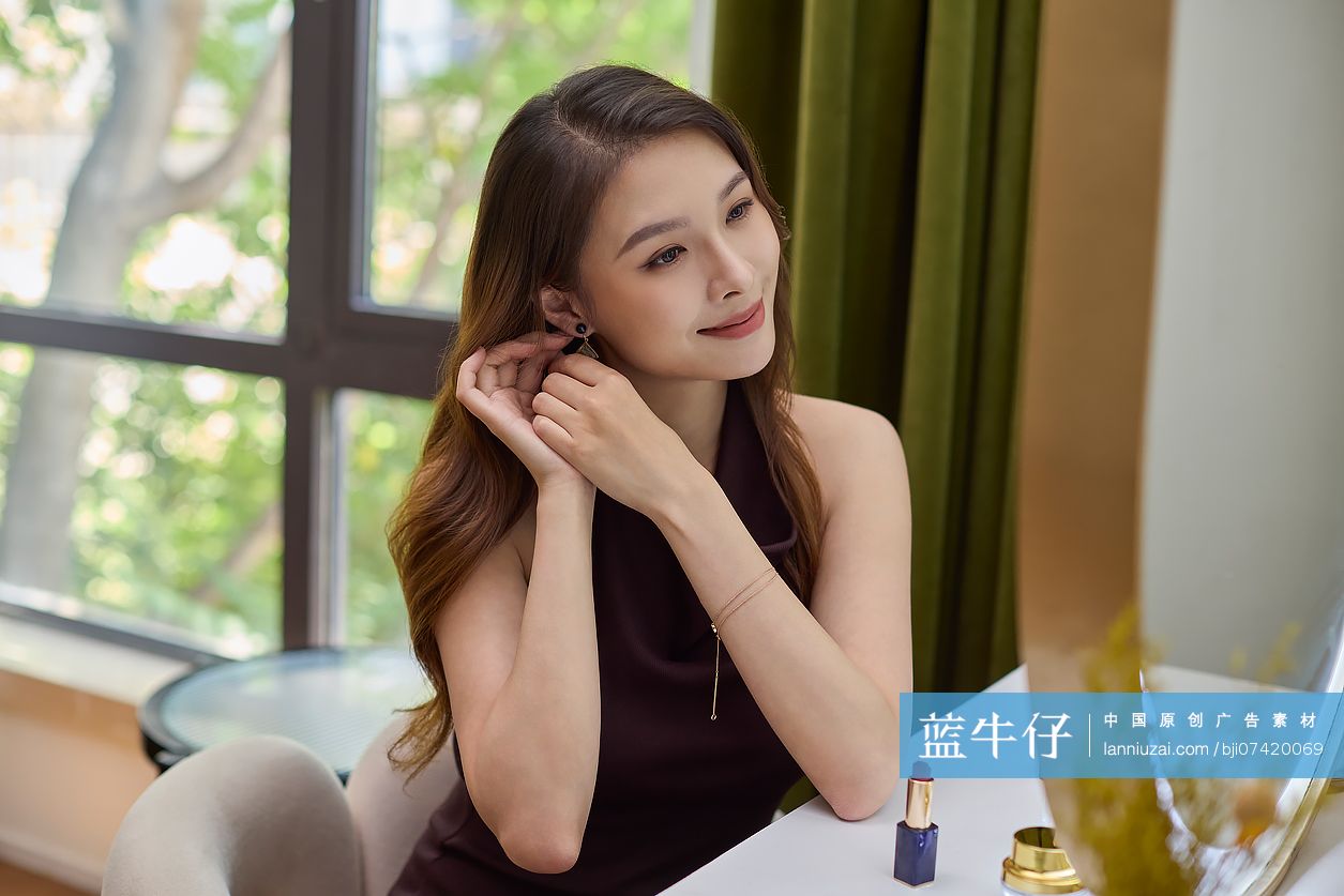 漂亮女性梳妆打扮