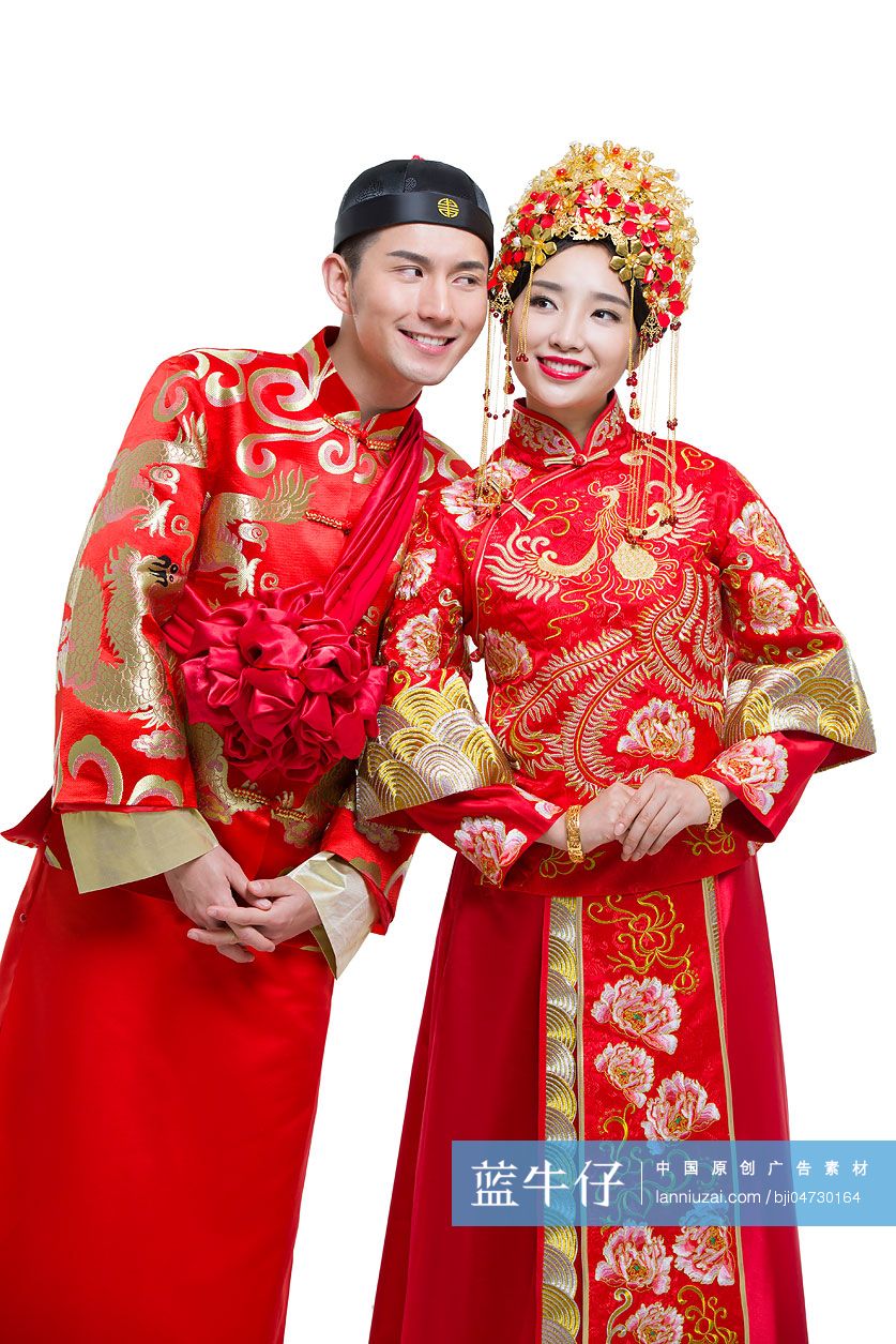 穿中式古装结婚礼服的新娘和新郎