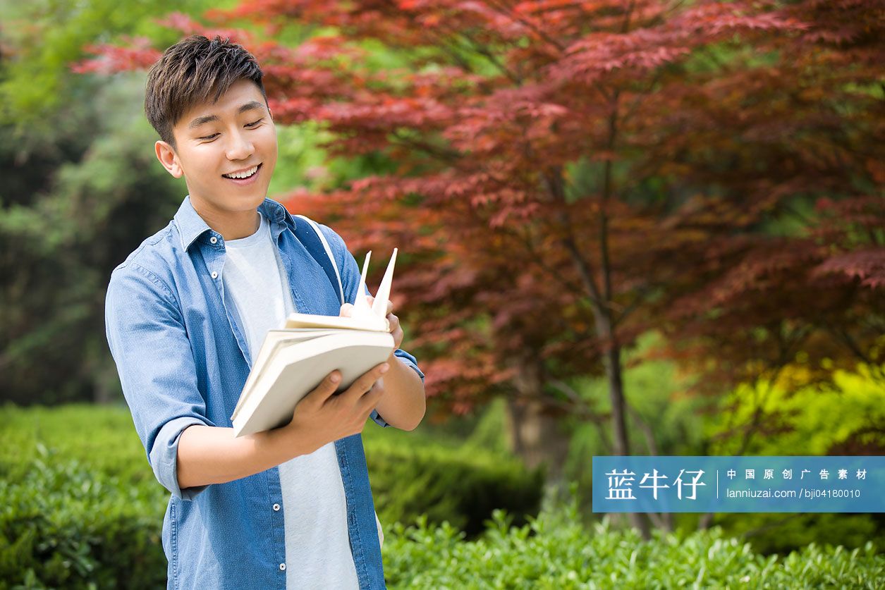 校园里的大学生读书