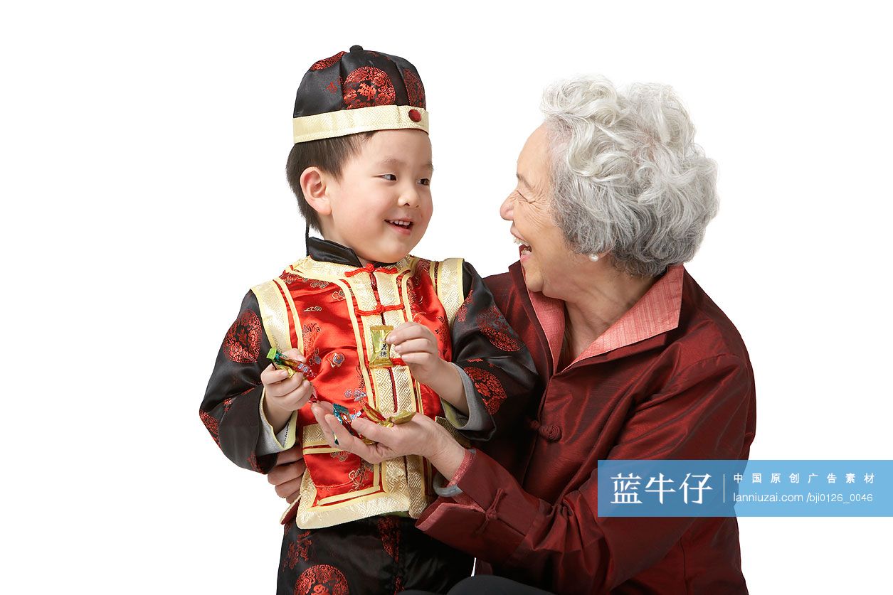 奶奶抱着孙子吃糖