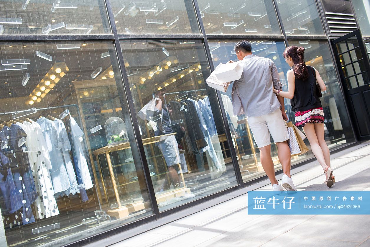 快乐的年轻情侣逛街购物