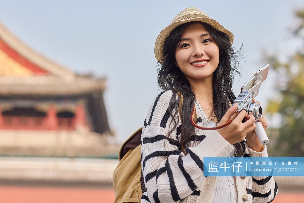 快乐的年轻女性在北京旅游