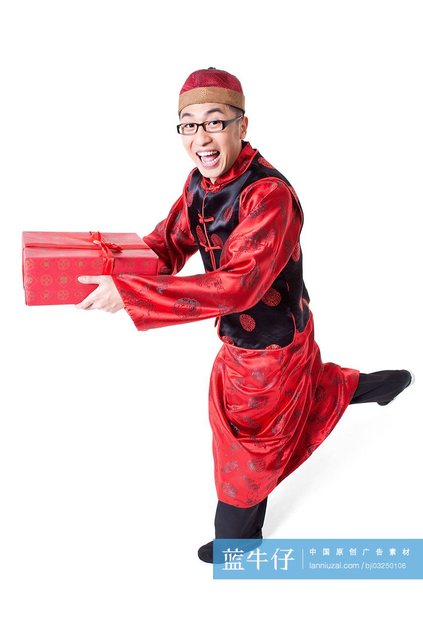 穿唐装的男子手持礼物