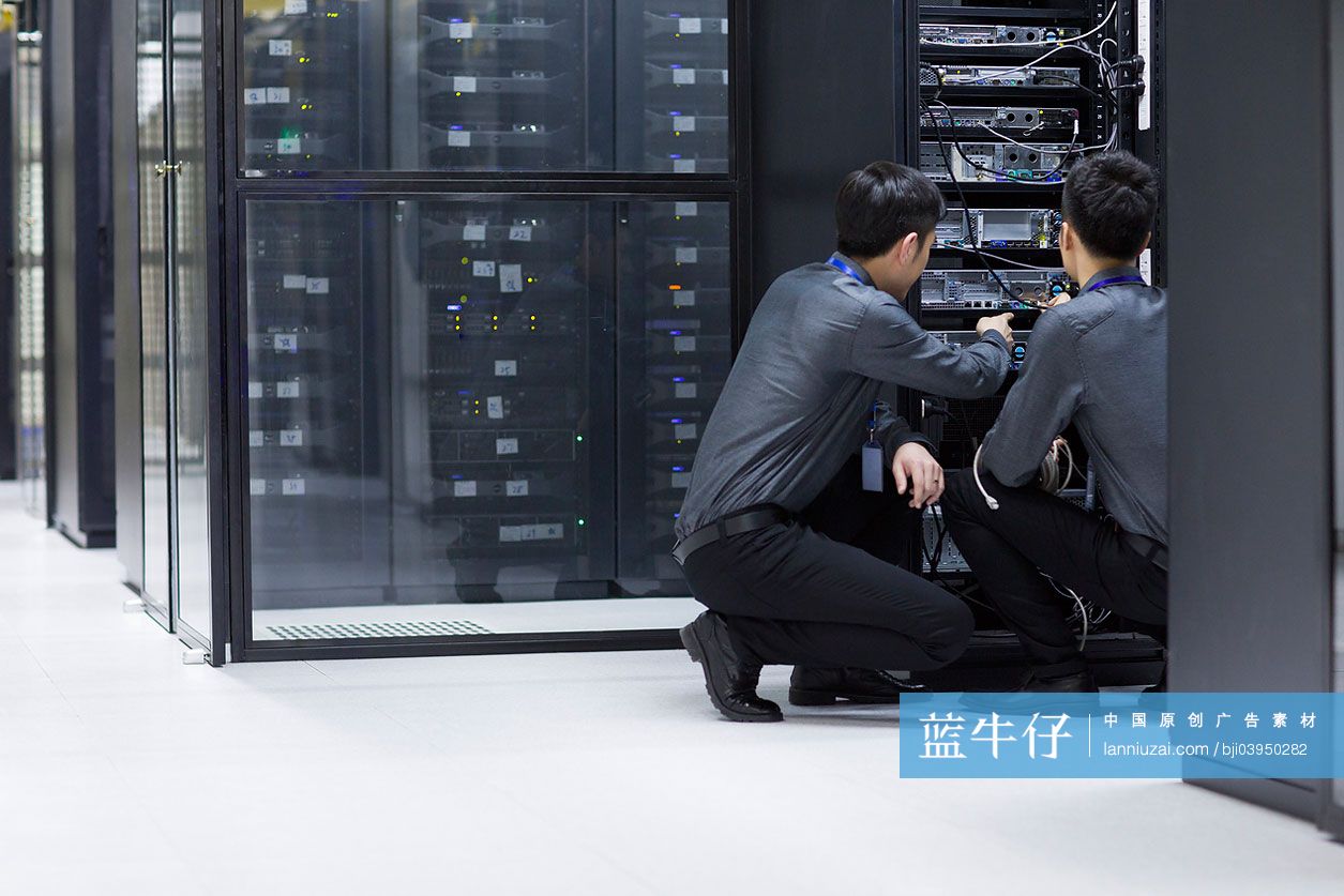 技术员在机房检查维修