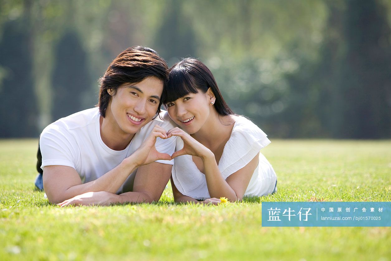 在草地上相互依偎的情侣-蓝牛仔影像-中国原创广告影像素材