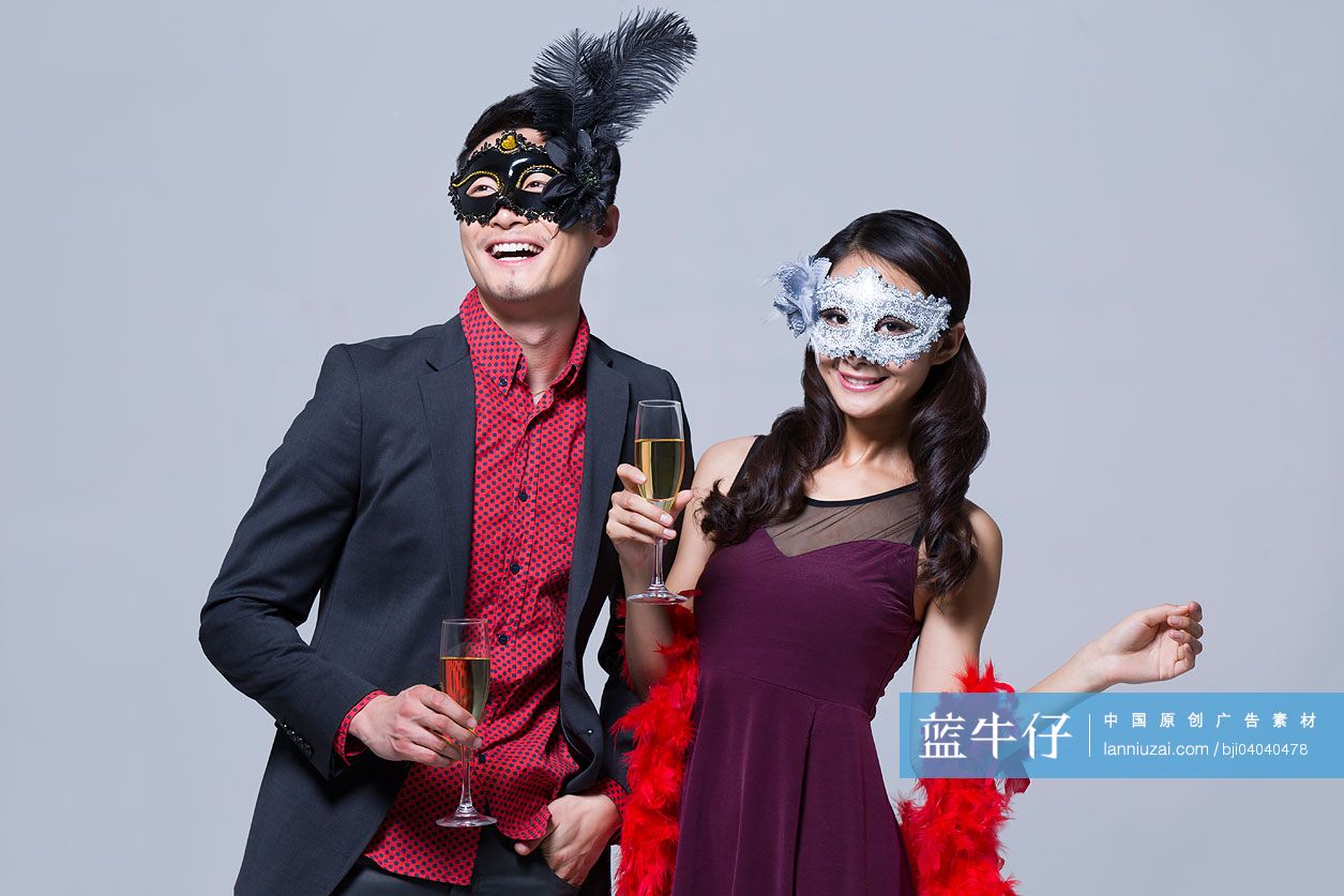 年轻情侣参加化装舞会