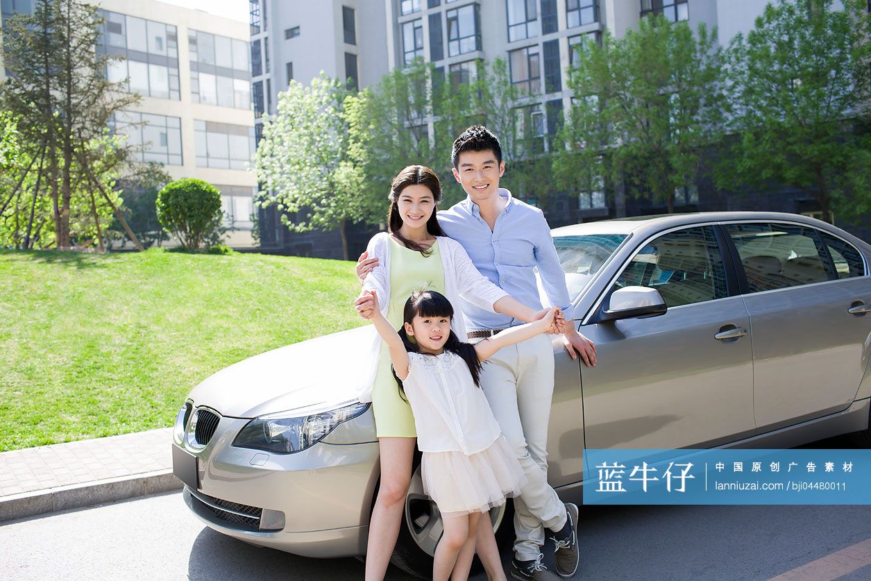 快乐的三口之家和汽车