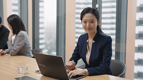 Young Chinese businesswoman using laptop in meeting room,4K