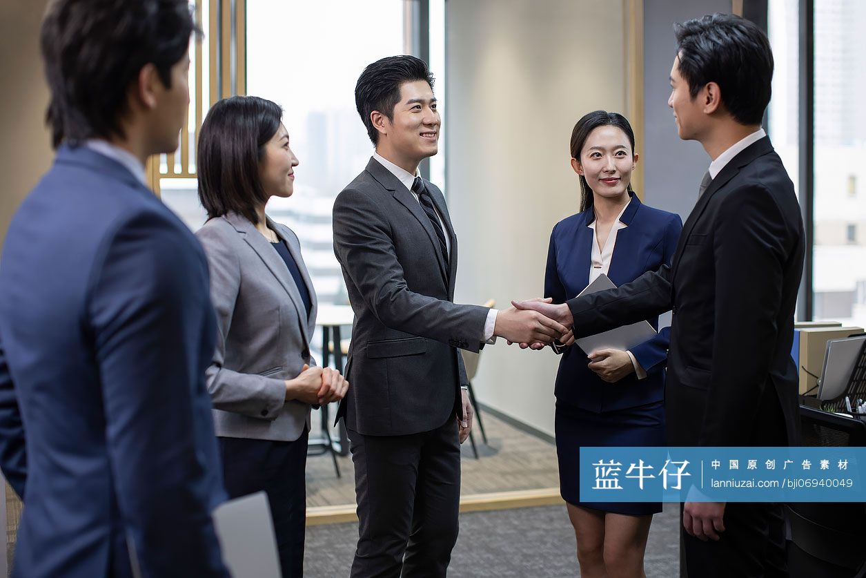 成功商务人士在办公室握手问候