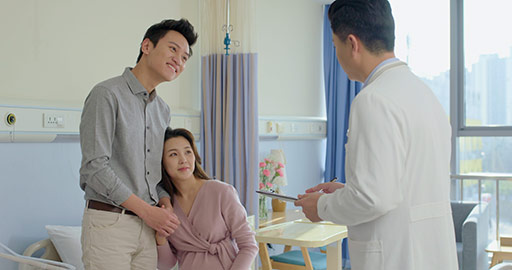 Chinese doctor talking with pregnant woman in hospital ward,4K
