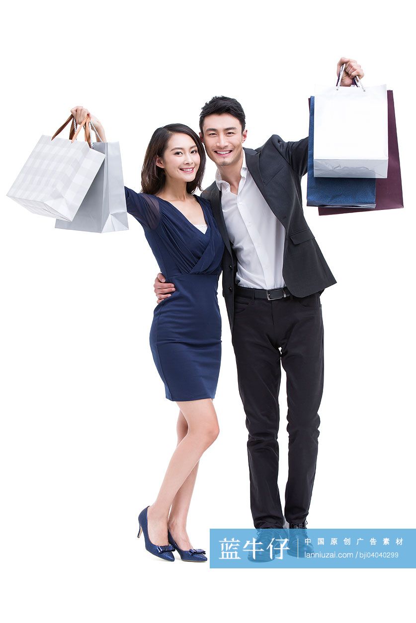 年轻情侣逛街购物