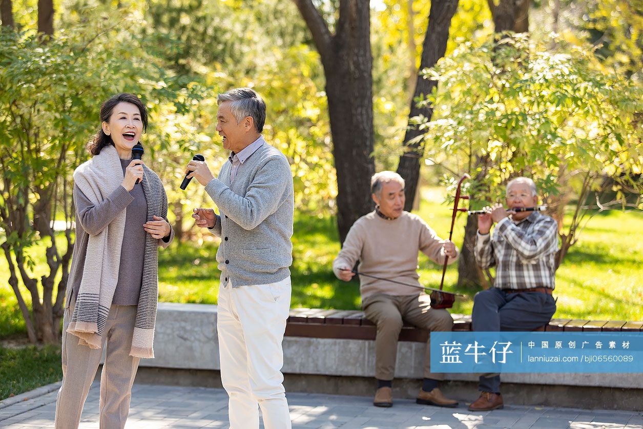 幸福的老年人在公园唱歌