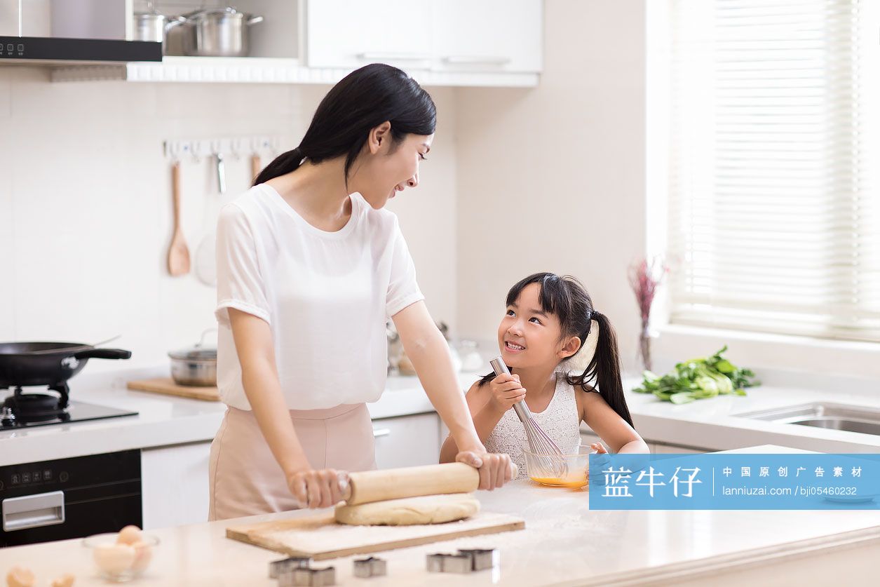 快乐小女孩和妈妈在厨房做饭