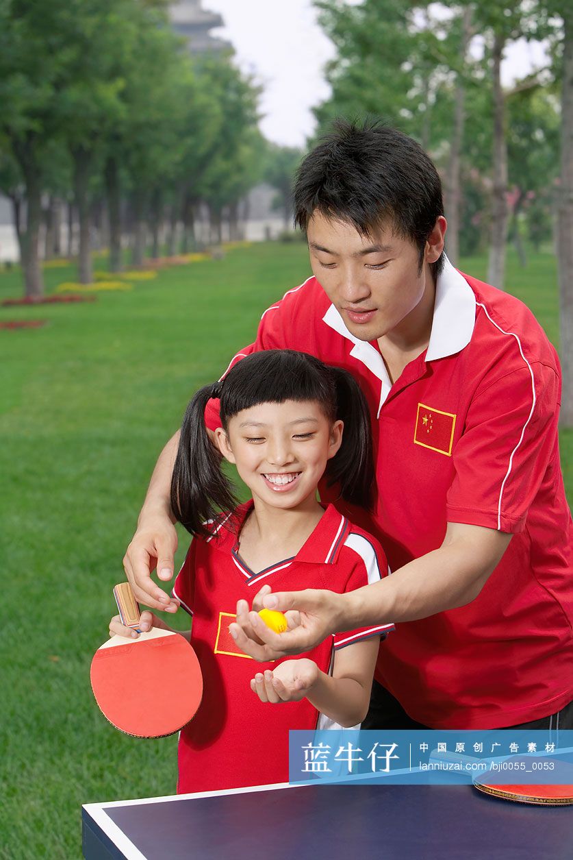 运动员教女孩打乒乓球