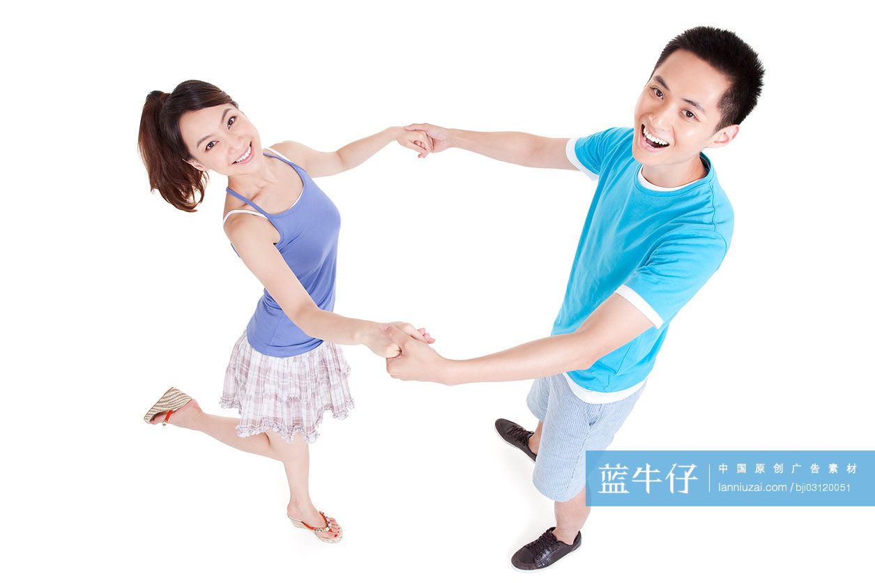 快乐年轻情侣牵手