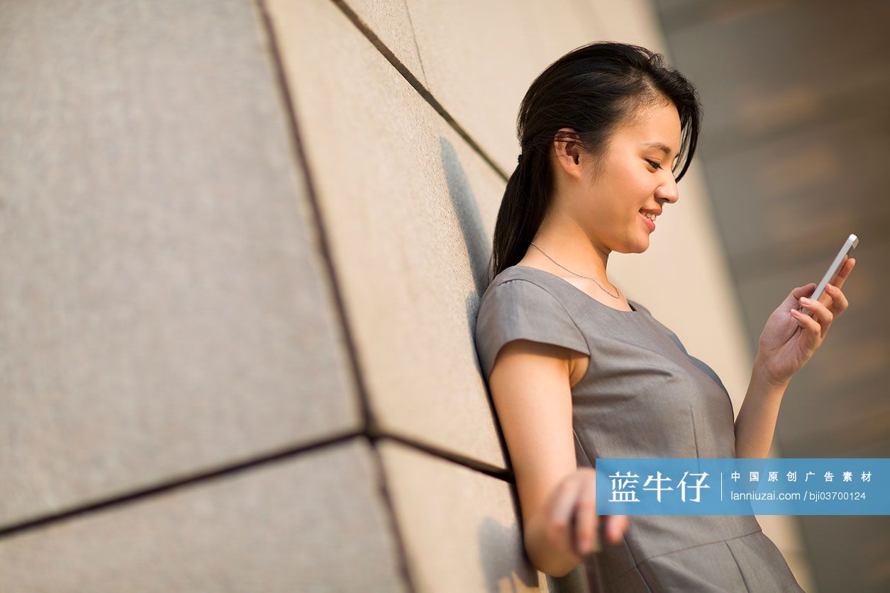 商务女性与智能手机