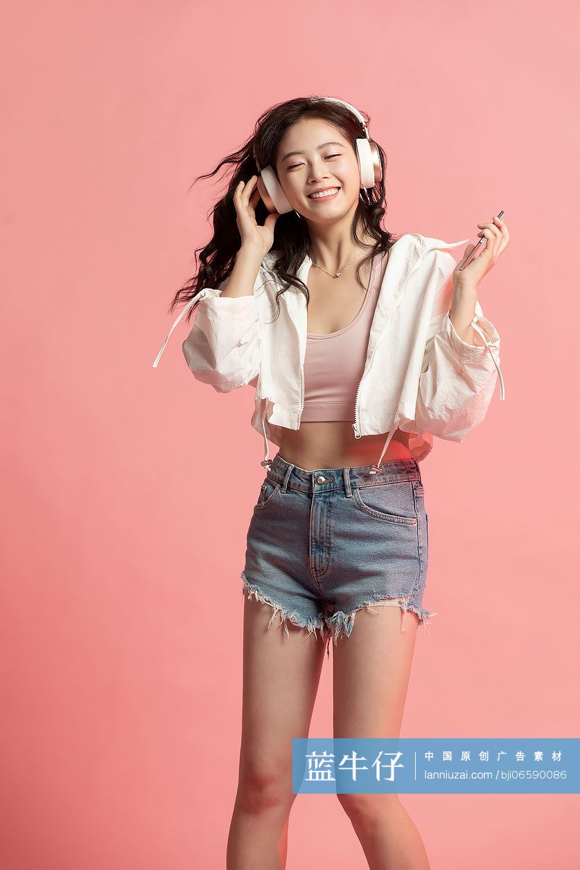 可爱的年轻女孩听音乐