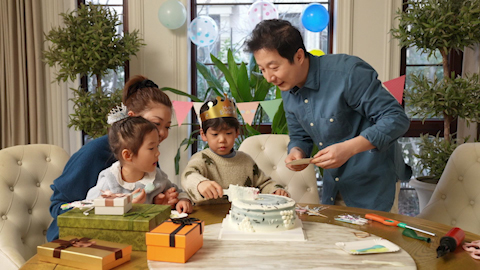 快乐家庭开生日派对