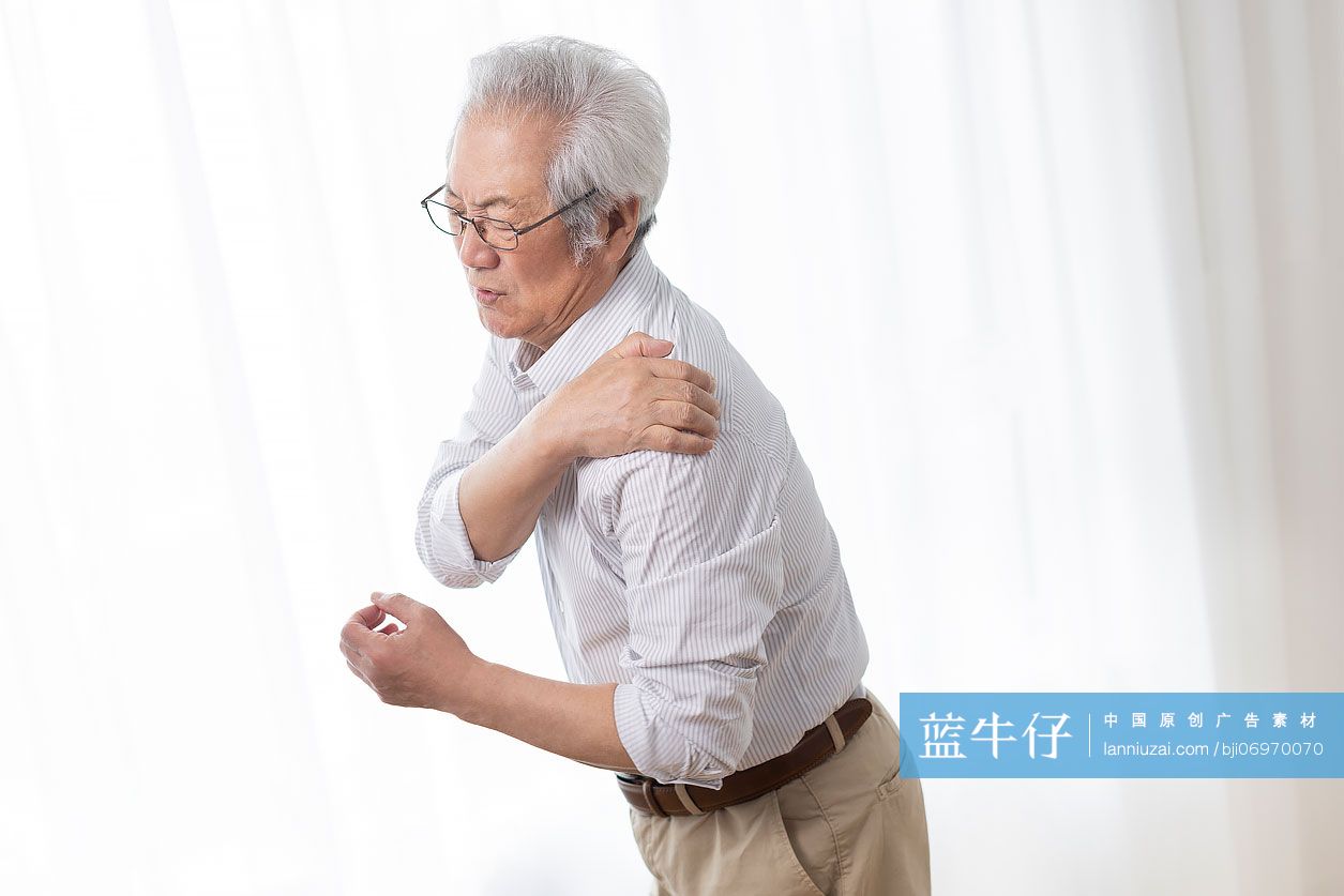 老年男子肩膀疼