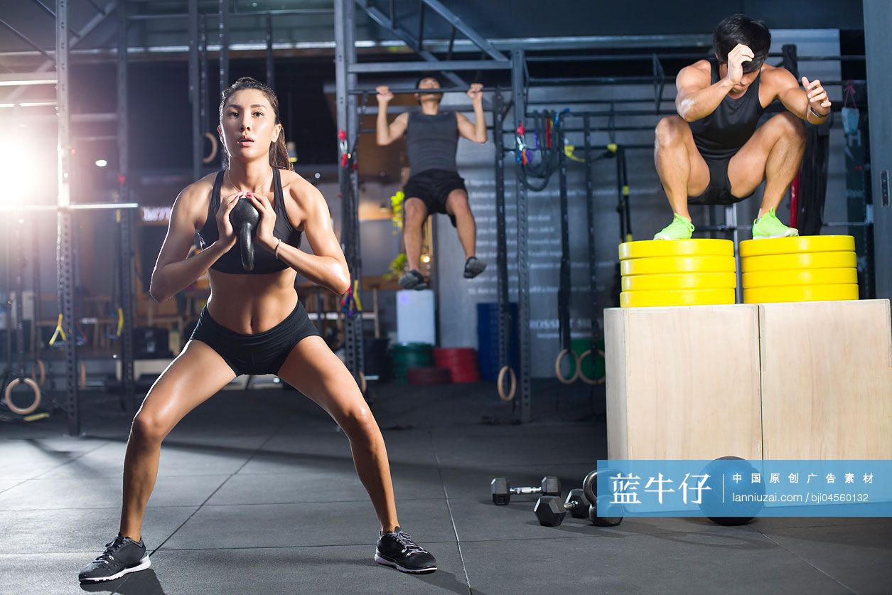 年轻人在健身房健身