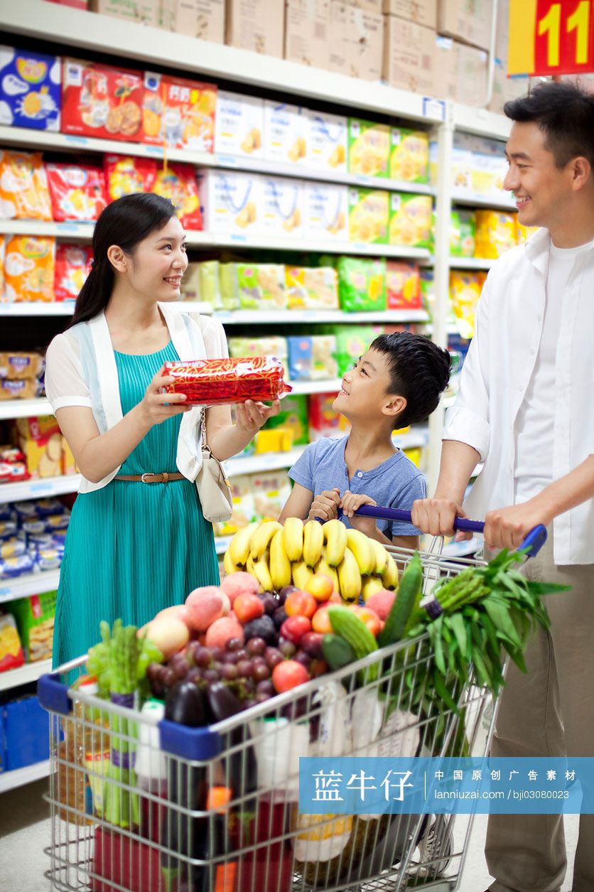一家人在超市购物