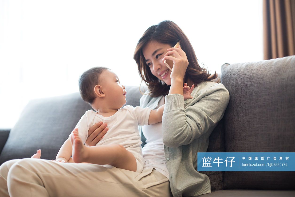 母亲和宝宝的快乐时光