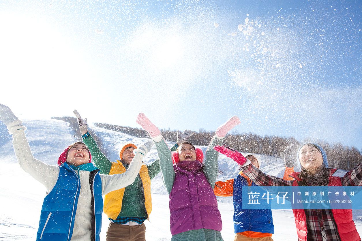 时尚青年男女在滑雪场