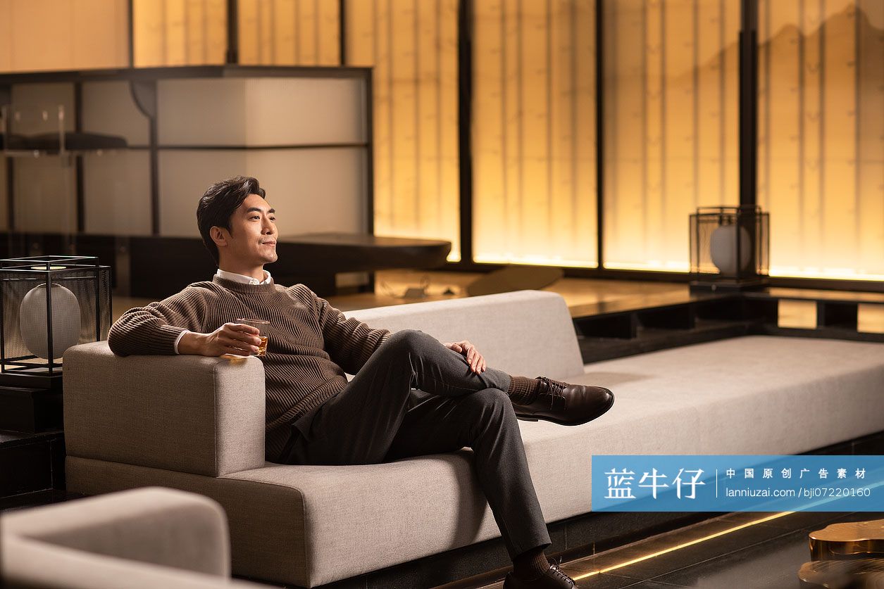 成熟男士喝威士忌