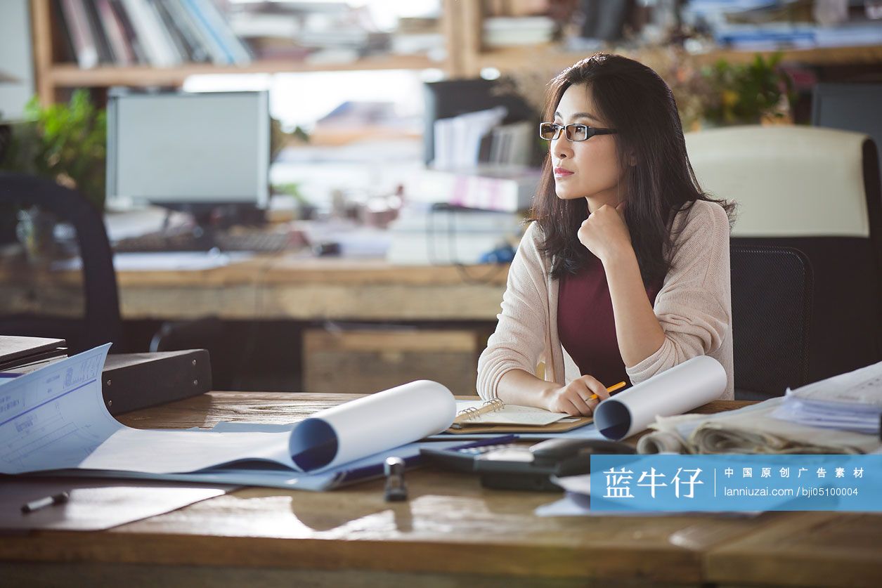 女建筑设计师在办公室工作