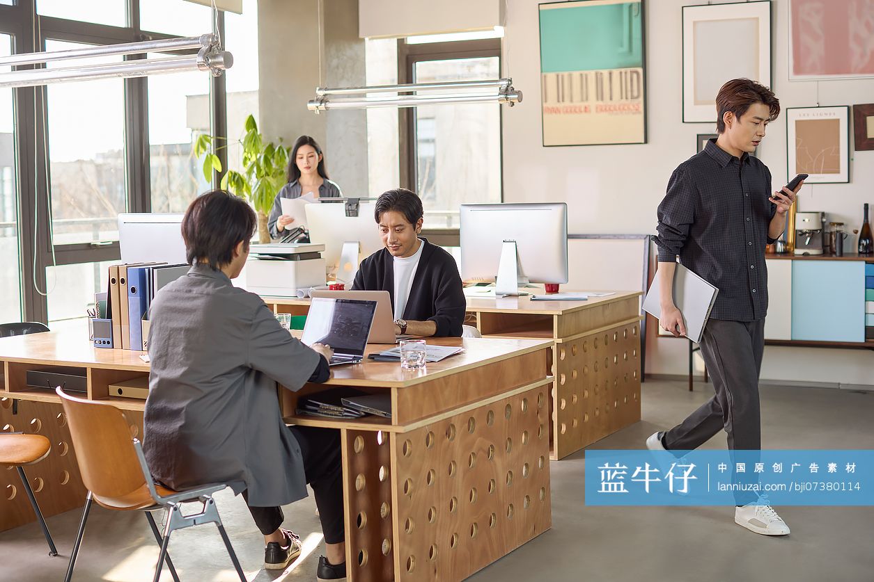 商务人士专注投入地处理工作