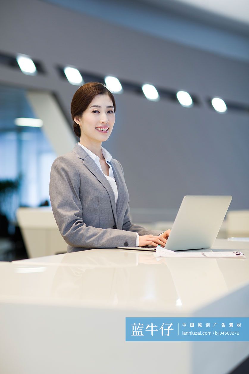 前台接待员使用笔记本电脑