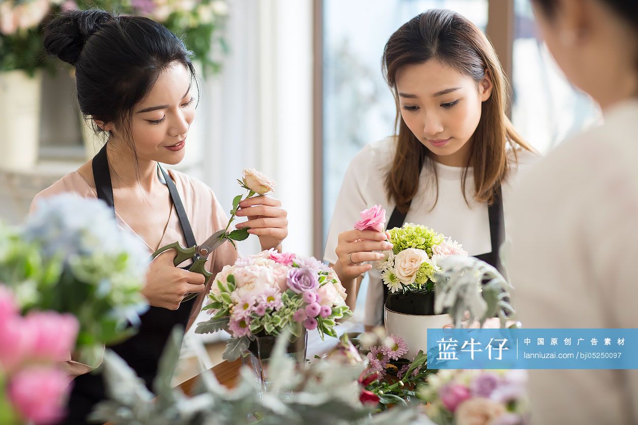 闺蜜一起参加插花艺术沙龙